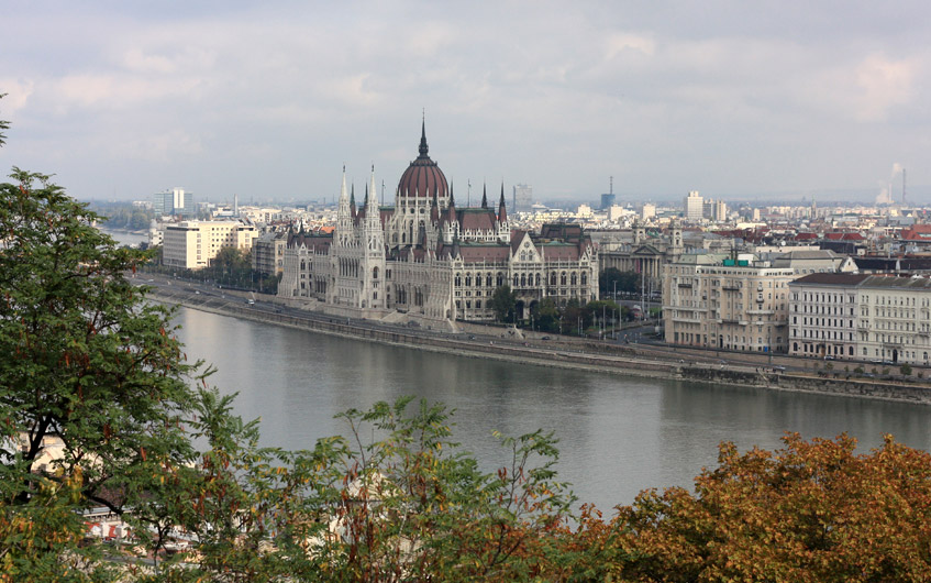 Blick auf Pest und das Parlamentsgebäude.