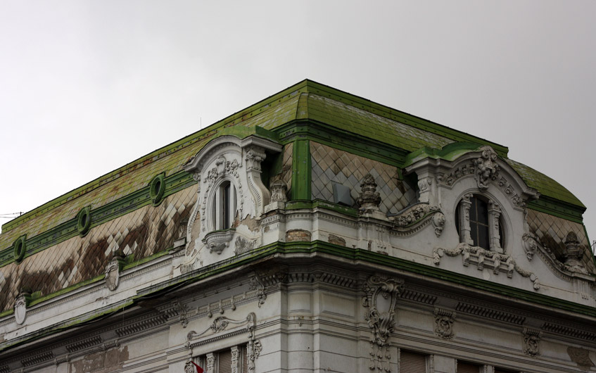 Fantastische Fassade in bröckelndem Zustand.