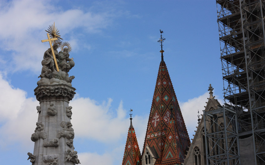  Die Matthiaskirche ragt bunt in den Himmel.