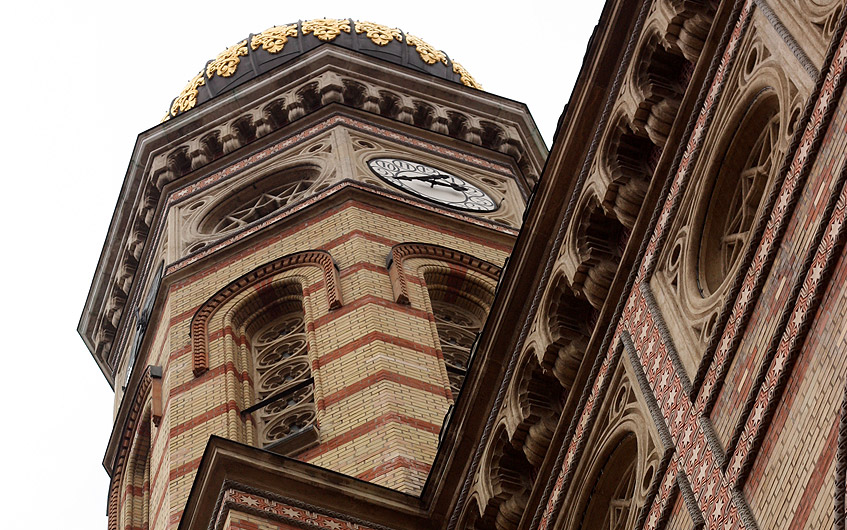 Nur eine Synagoge in New York ist größer.