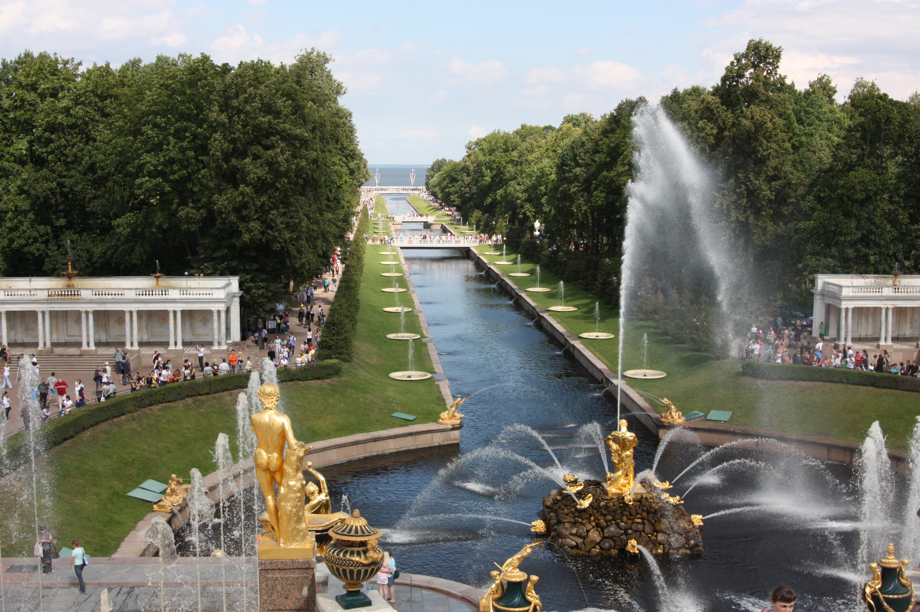 Die berühmte Gartenanlage im Schloss Peterhof.