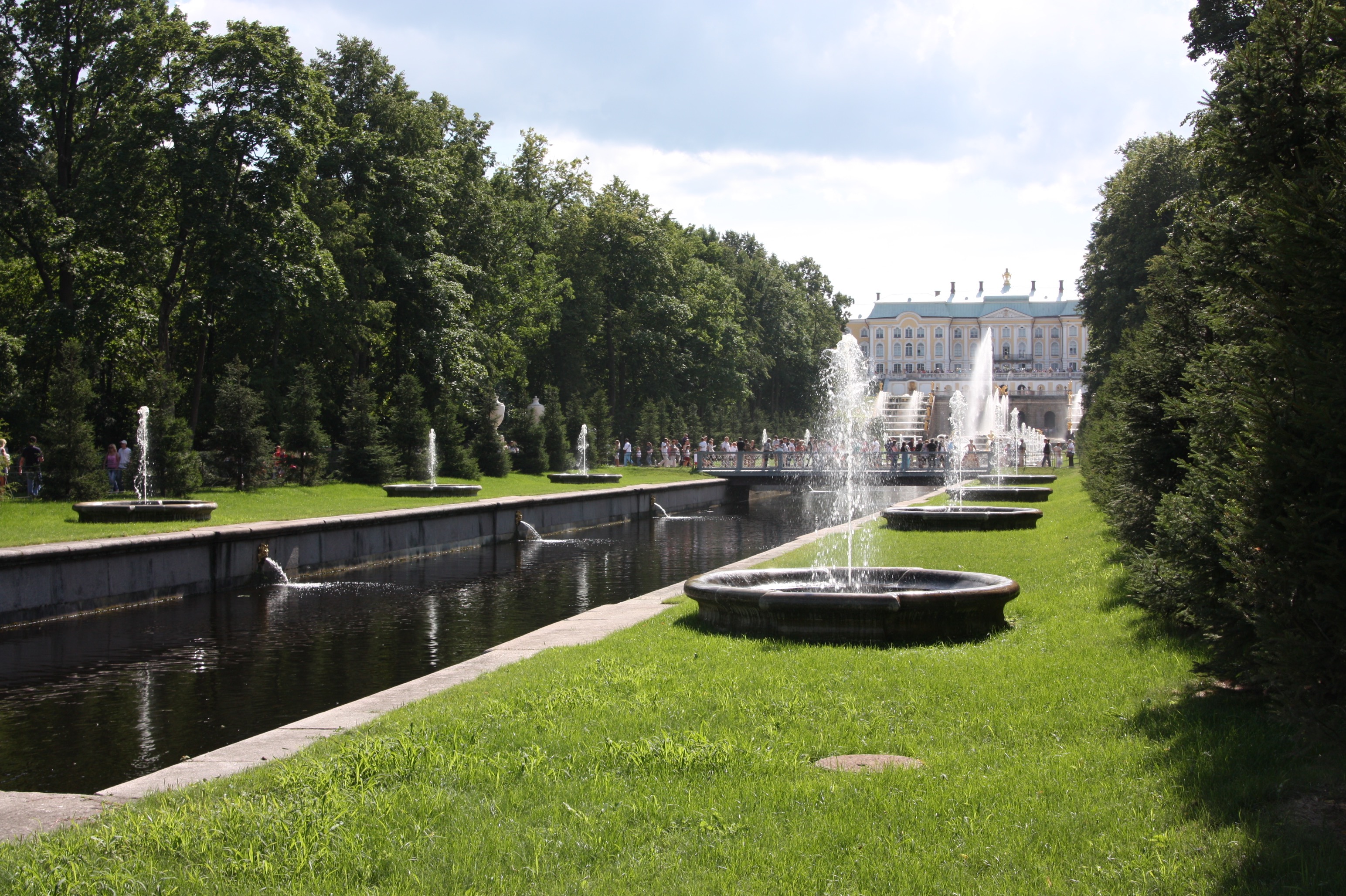 Wasserspiele und Kaiserwetter in den Peterhofgärten.