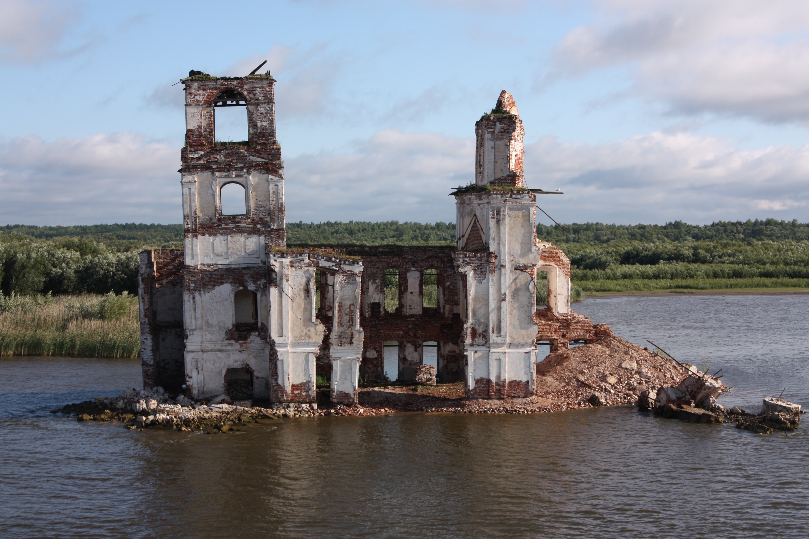 Kirchenruine im Fluss Scheksna.