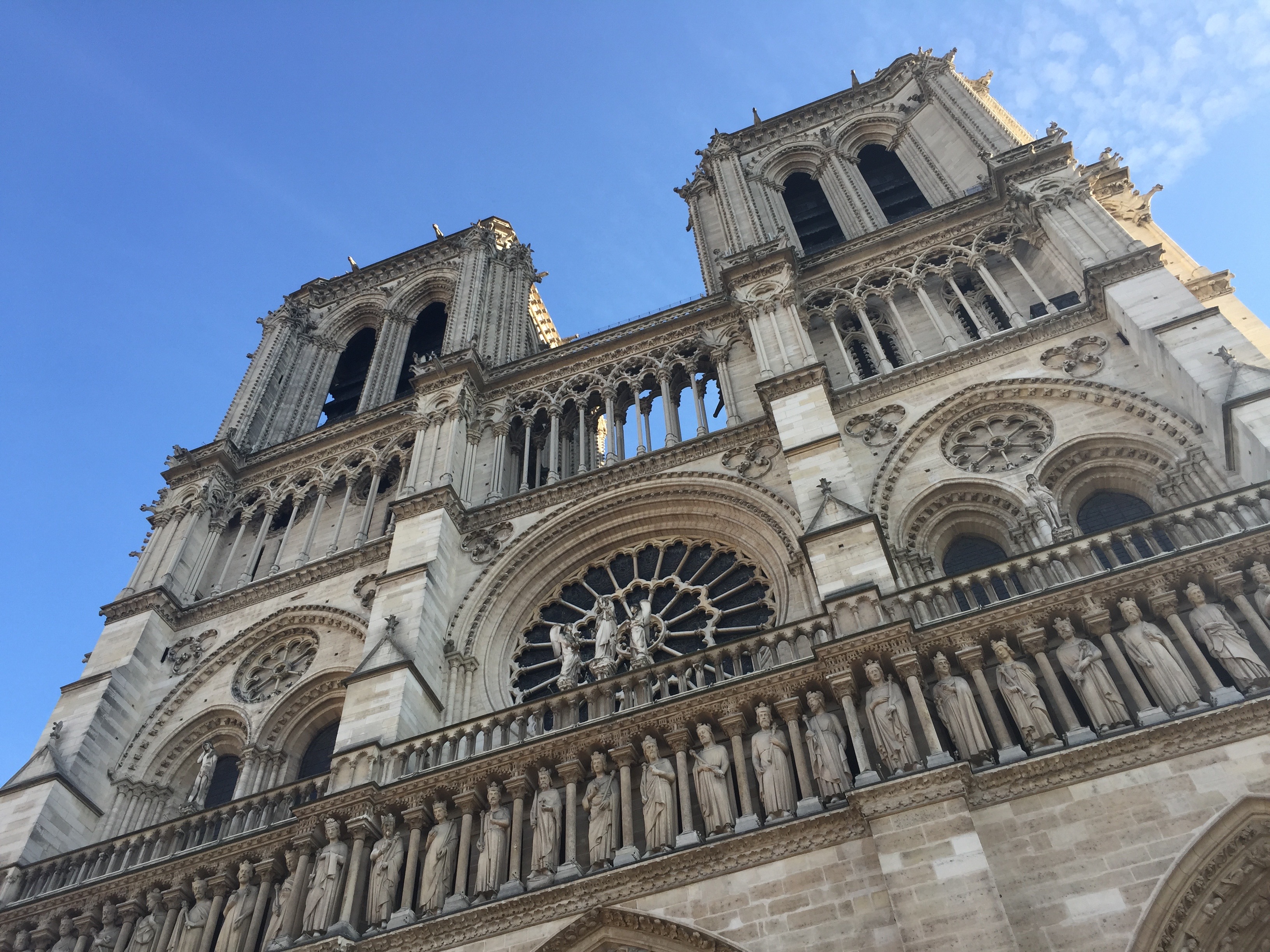 Notre Dame im Sonnenschein.