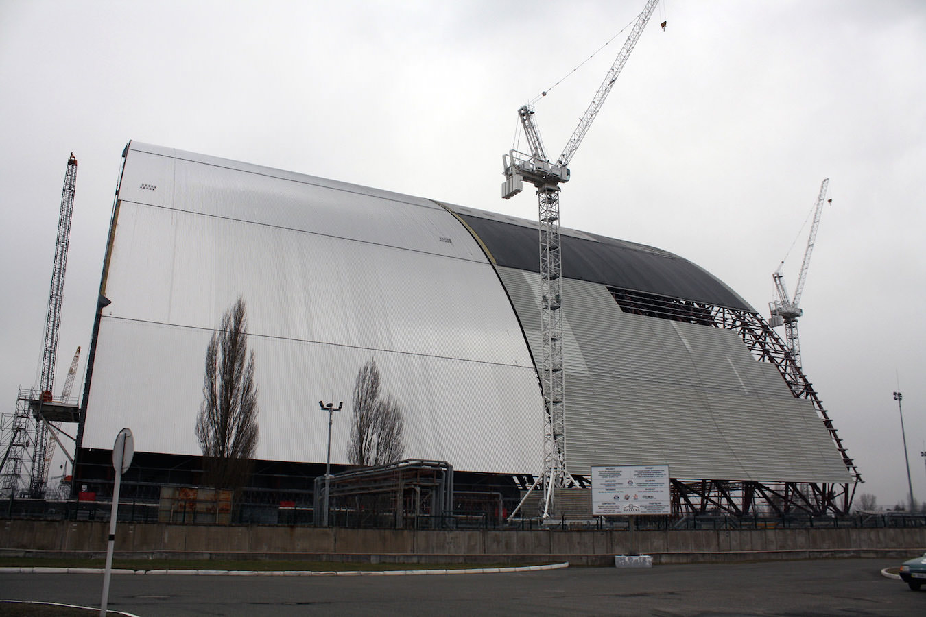 The French work on the biggest moveable building in the world: this sarcophagus will be put over the reactor.