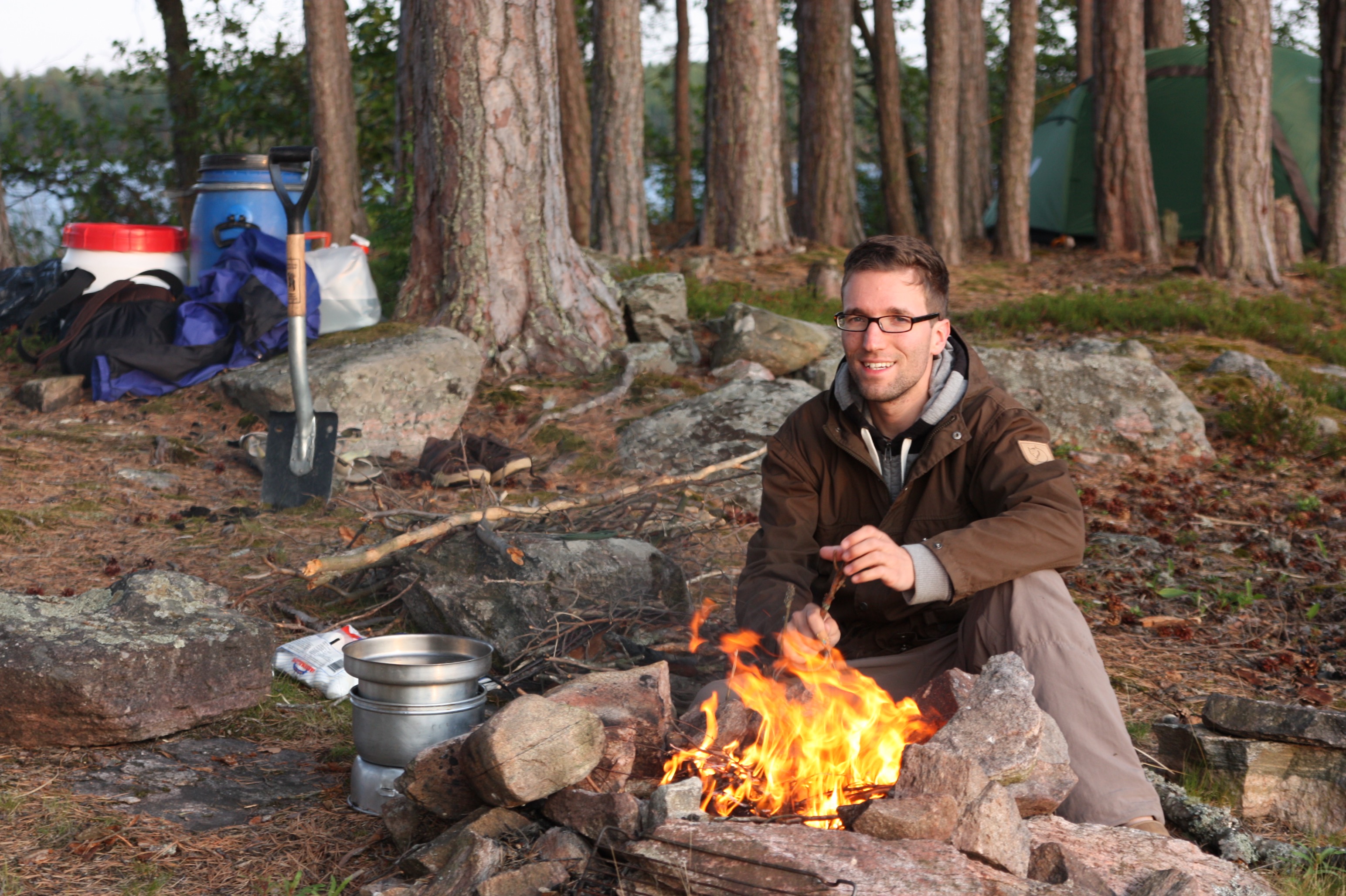 Lagerfeuer und Marshmallows auf einer winzigen Insel.