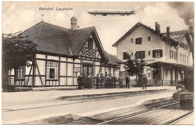 Laupheimer Ansichtskarten: Der Bahnhof Laupheim West mit Zeppelin